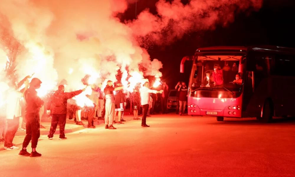 Ολυμπιακός: Έκαναν τη νύχτα μέρα αποθεώνοντας τις πρωταθλήτριες